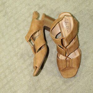 Abella True Comfort Carly Wm 8.5M Tan Strappy w Elastic Laces 2.5" Block Heels